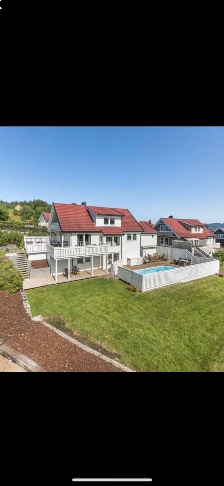 Boligen sett fra utsiden. Leieboligen disponere uteareal nede